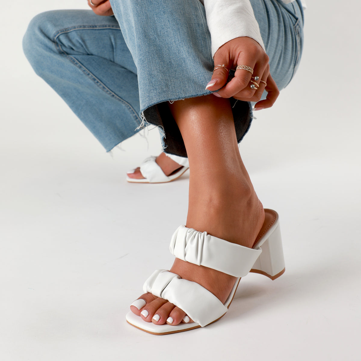 0Z MULE IN WHITE LAMBSKIN WITH FRINGE DETAIL