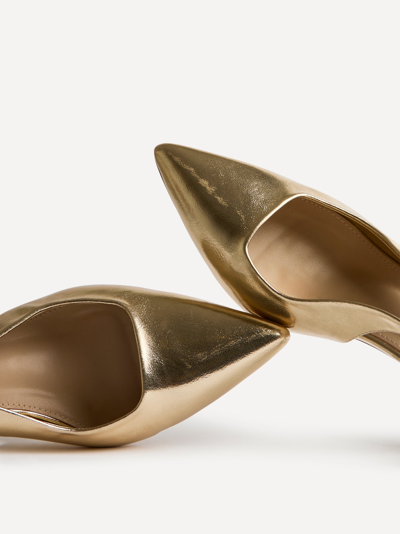 LETICIA 5周年 HOOK-ALLURE(Gold) Wide Fit Gold Faux Leather Sling Back Low Court Heel – Linzi